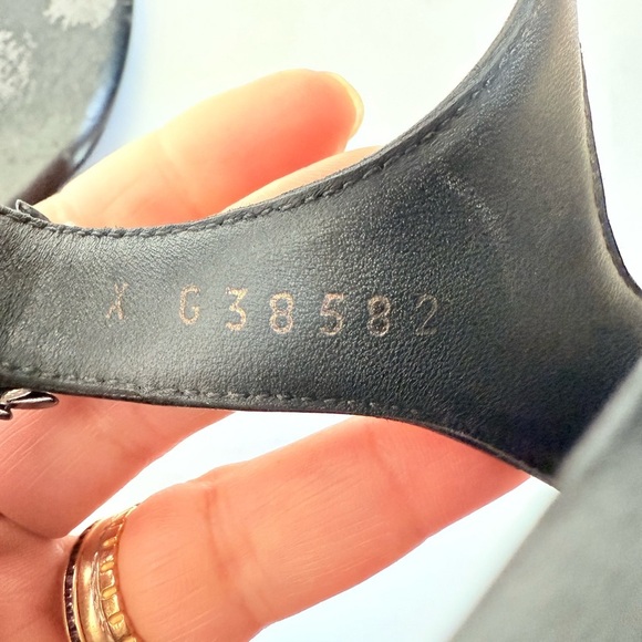 Chanel Black Calfskin Leather Interlocking CC leaf pattern thong flat sandals 38 - Picture 8 of 15
